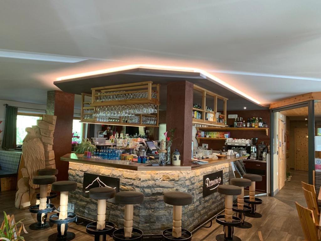 Hotel Restaurant Rosmarie Pfelders Bagian luar foto